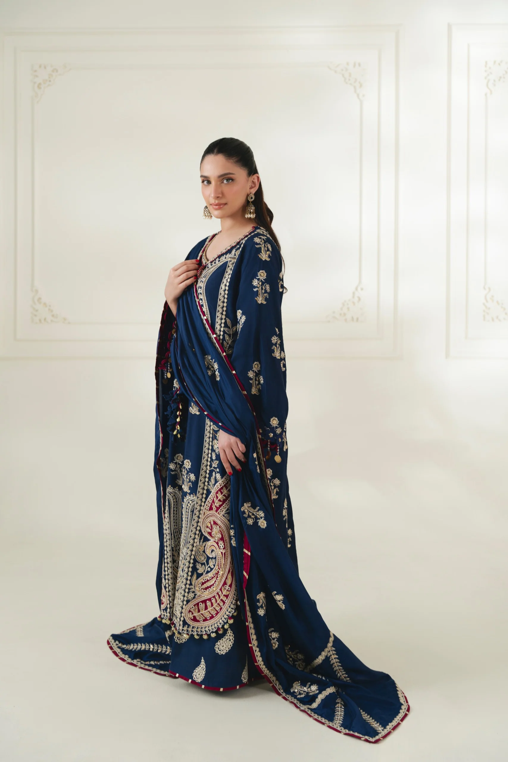 Elise Naaz - Image 7